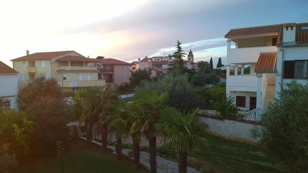 Apartments Free Parking Big Garden بيروغ