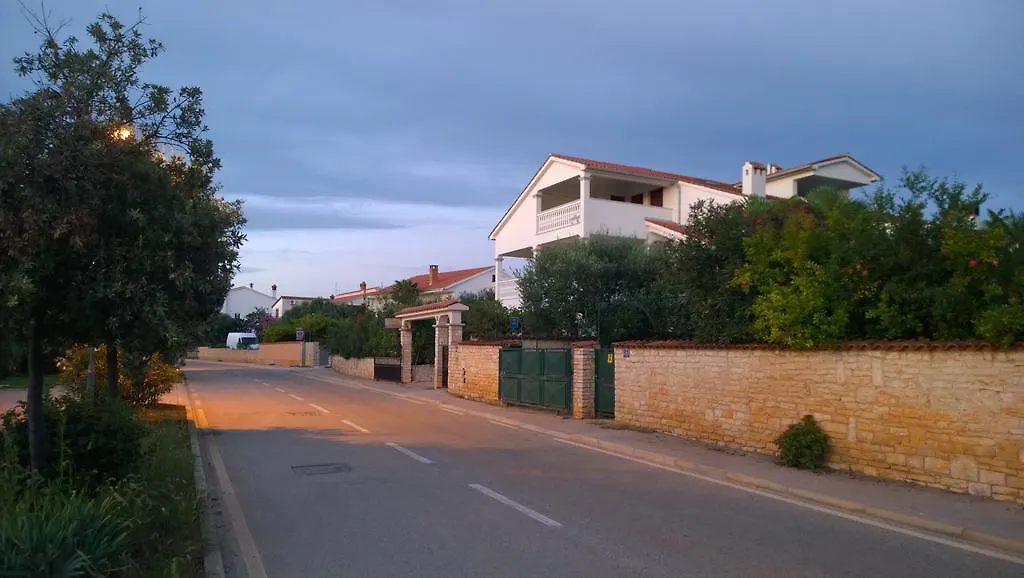 Apartments Free Parking Big Garden بيروغ